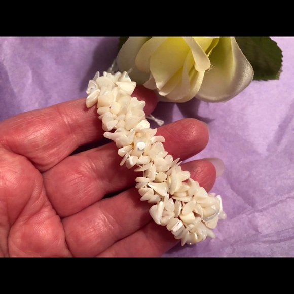 ❤️Mother of Pearl Stretch Bracelet - Picture 2 of 5